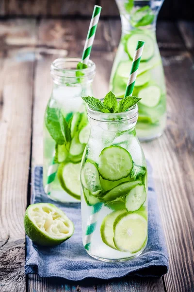 Detox water with cucumber, lime and mint — Stock Photo, Image