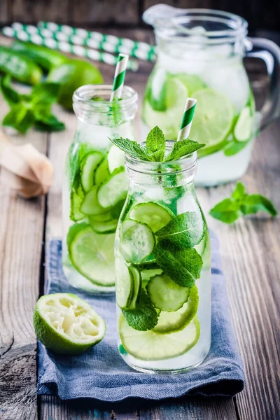 Acqua disintossicante con cetriolo, lime e menta — Foto Stock