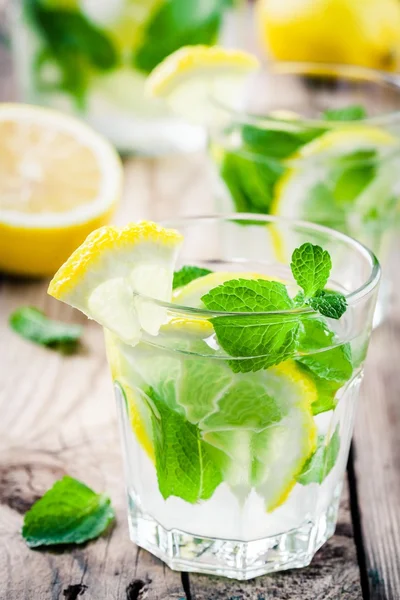 Bebida helada de verano con limón y menta —  Fotos de Stock