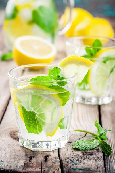 Sommer-Eisgetränk mit Zitrone und Minze — Stockfoto