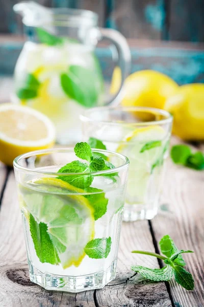 Bebida helada de verano con limón y menta —  Fotos de Stock