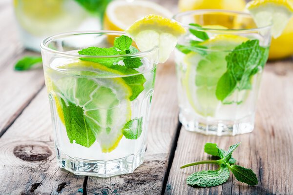 summer iced drink with lemon and mint