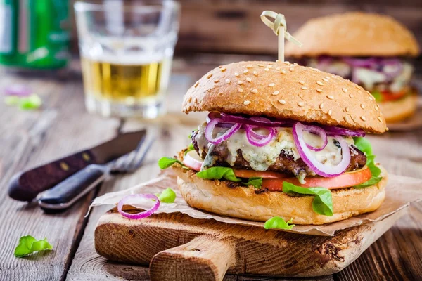 Huisgemaakte hamburger met rundvlees kotelet, apple, sla, ui en blauwe kaas — Stockfoto