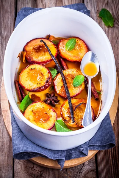 Baked nectarines with  mint — Stock Photo, Image