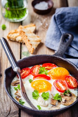 Kahvaltı: kızarmış yumurta domates ve mantar ile