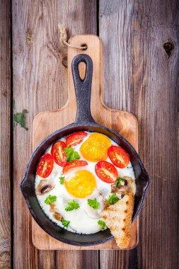 Kahvaltı: kızarmış yumurta domates ve mantar ile