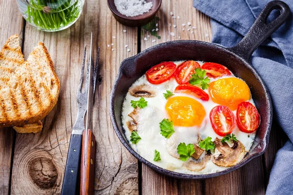 Café da manhã: ovos fritos com tomates e cogumelos — Fotografia de Stock