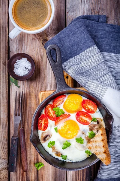 Colazione: uova fritte con pomodori e funghi — Foto Stock