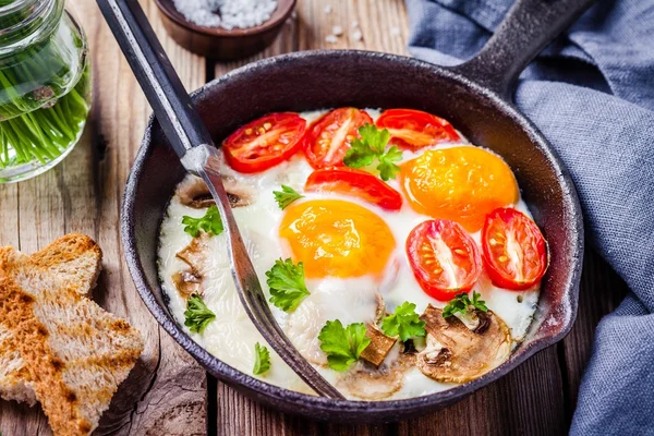 Café da manhã: ovos fritos com tomates e cogumelos — Fotografia de Stock