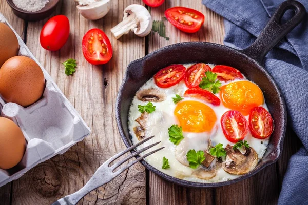 Café da manhã: ovos fritos com tomates e cogumelos — Fotografia de Stock