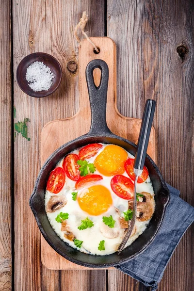 Завтрак: яичница с помидорами и грибами — стоковое фото