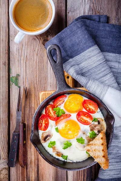 Kahvaltı: kızarmış yumurta domates ve mantar ile — Stok fotoğraf
