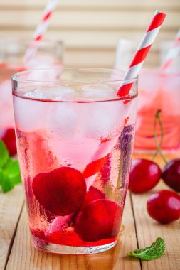 bardaklarda buzlu vişneli limonata 