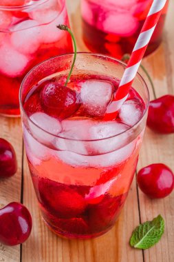 bardaklarda buzlu vişneli limonata 