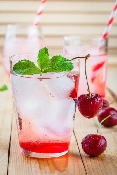 Körsbär saft med is i glasen — Stockfoto