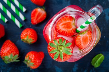 Mason kavanoza buzlu çilekli limonata