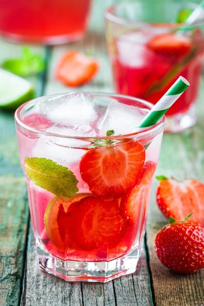 Citronnade aux fraises avec citron vert et glace dans un verre — Photo