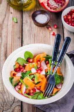 Mısır marul, turp, havuç, nar ve nane ile salata