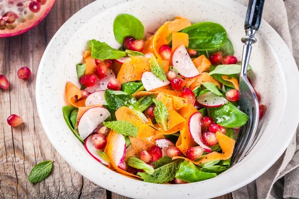 Ensalada con lechuga de maíz, rábano, zanahoria, granada y menta —  Fotos de Stock