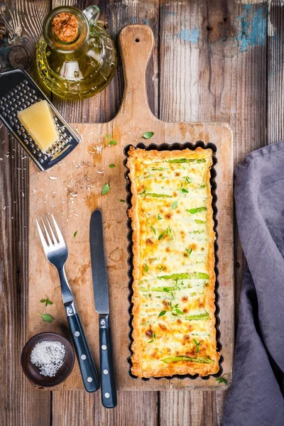 Torta caseira com espargos — Fotografia de Stock