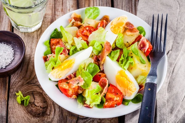 Ensalada de patatas con huevos, lechuga, tomates y tocino — Foto de Stock