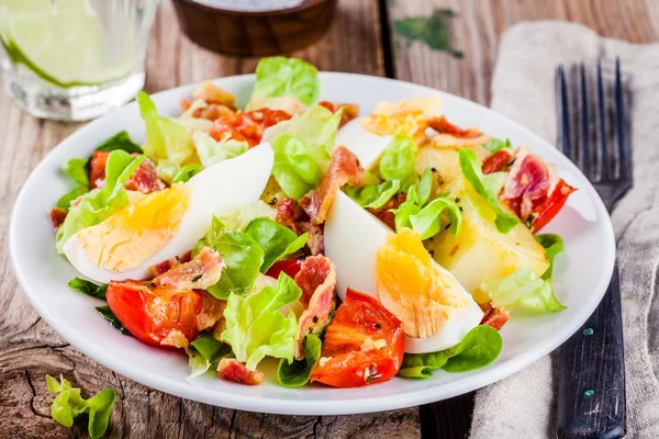 Ensalada de patatas con huevos, lechuga, tomates y tocino — Foto de Stock