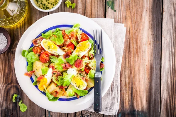 卵、レタス、トマト、ベーコンとポテトサラダ — ストック写真