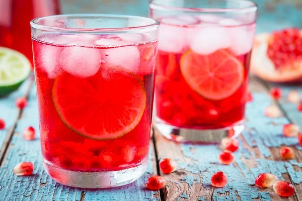 Hemmagjord lemonad med granatäpple, mynta och lime — Stockfoto