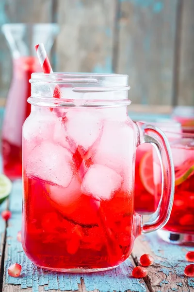 Hemmagjord lemonad med granatäpple, mynta och lime — Stockfoto
