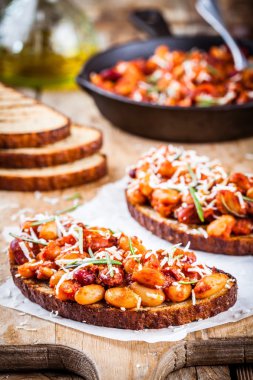 Biberiye ve parmesan ile pişmiş fasulye tost