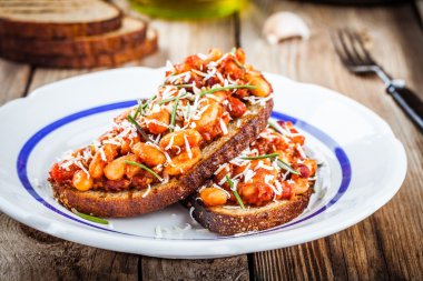 Biberiye ve parmesan ile pişmiş fasulye tost