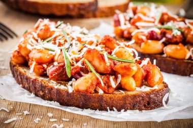 Biberiye ve parmesan ile pişmiş fasulye tost