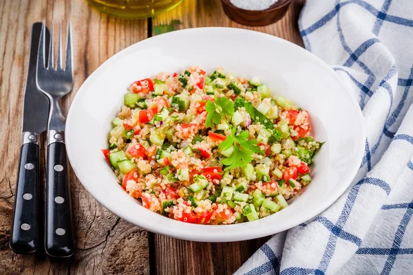 Salada de mesa caseira com quinoa e legumes — Fotografia de Stock