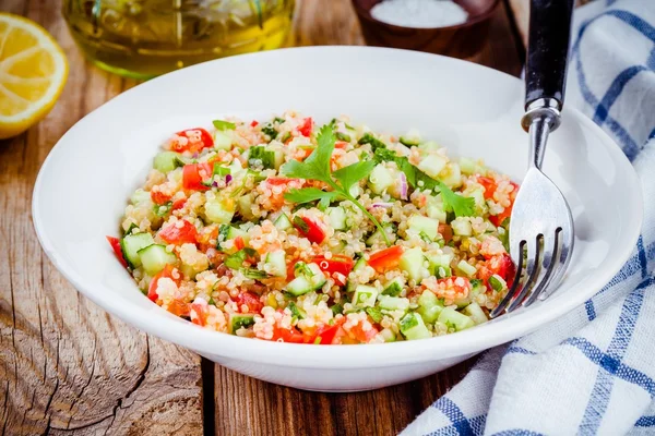 Zelfgemaakte tabbouleh salade met quinoa en groenten — Stockfoto