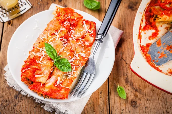 Hjemmelaget cannelloni med spinat og tomatsaus – stockfoto