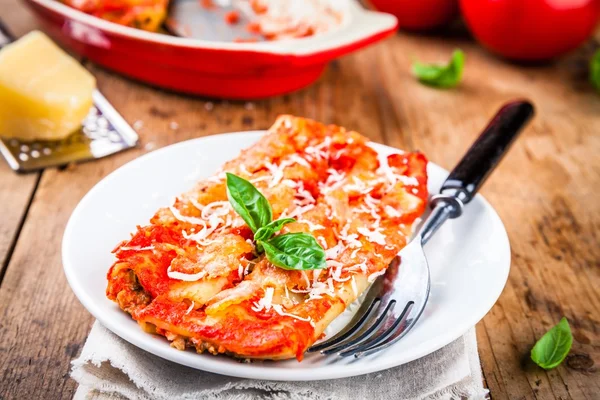 Hjemmelaget cannelloni med spinat og tomatsaus – stockfoto