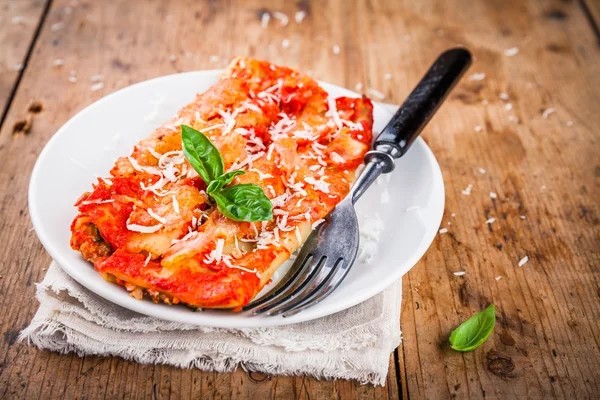 Hjemmelaget cannelloni med spinat og tomatsaus – stockfoto