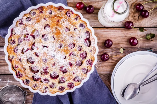 Tarte aux cerises Clafoutis sur fond bois — Photo