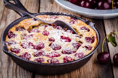 Clafoutis vişneli pasta ahşap arka plan üzerinde
