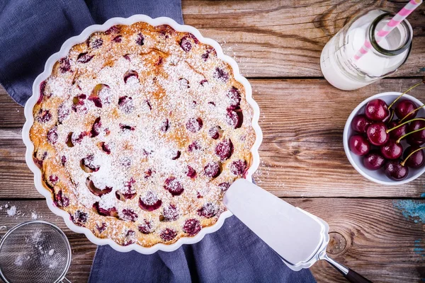 Clafoutis cherry pie op houten achtergrond — Stockfoto