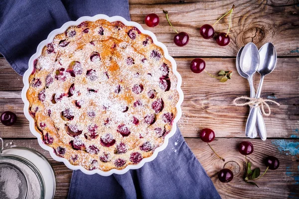 Clafoutis plăcintă de cireșe pe fundal din lemn — Fotografie, imagine de stoc