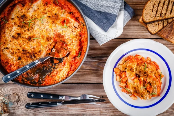 Cassoulet con salchichas y frijoles —  Fotos de Stock