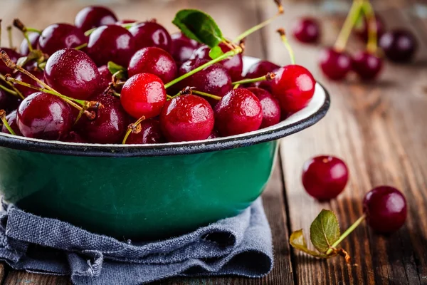 Organické zralé třešně v misce s kapkami — Stock fotografie