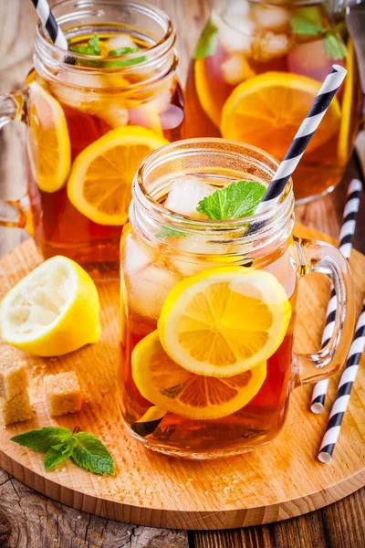 메이슨 항아리에 레몬과 얼음 차 — 스톡 사진