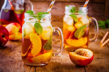 Şeftalili buzlu çay nane ile mason kavanoza