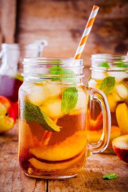 Şeftalili buzlu çay nane ile mason kavanoza