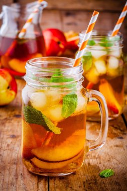 Şeftalili buzlu çay nane ile mason kavanoza