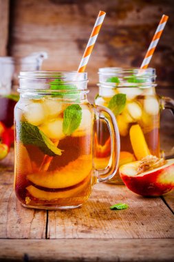 Şeftalili buzlu çay nane ile mason kavanoza