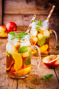 Şeftalili buzlu çay nane ile mason kavanoza