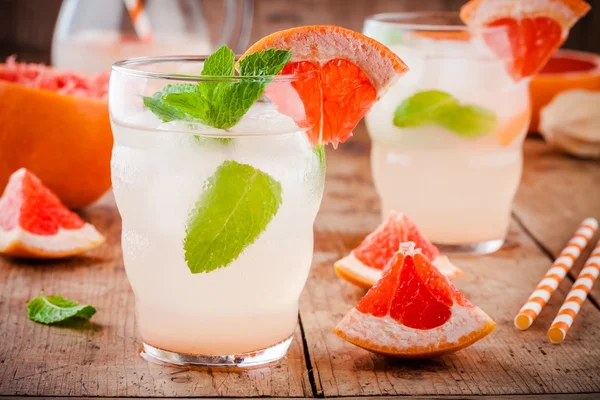 Kall grapefrukt cocktail med mynta i glas — Stockfoto